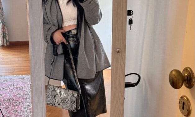 Η επιστροφή της pencil φούστας στο street style: πώς τη φοράμε τώρα με python print και oversized coat