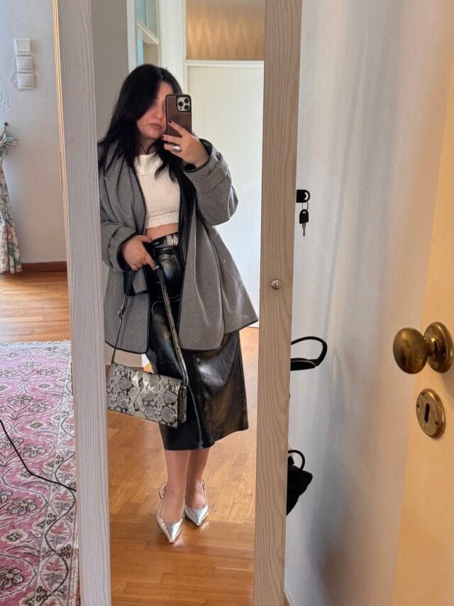 Η επιστροφή της pencil φούστας στο street style: πώς τη φοράμε τώρα με python print και oversized coat