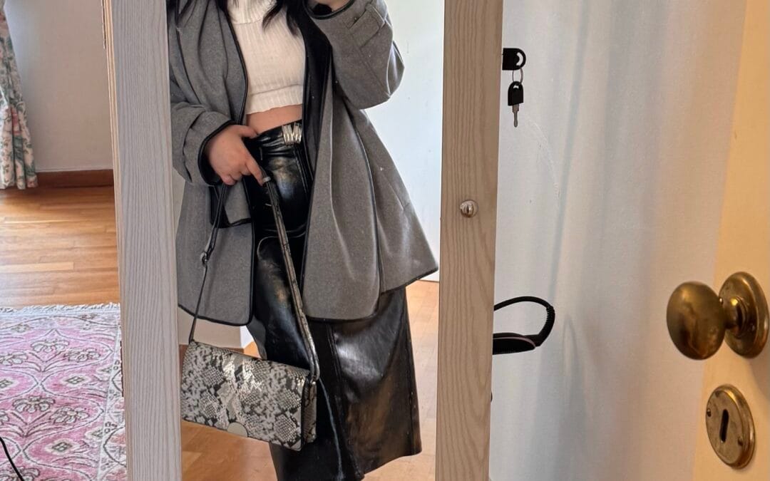 FASHION MEDIA BRAND 1 Η επιστροφή της pencil φούστας στο street style: πώς τη φοράμε τώρα με python print και oversized coat