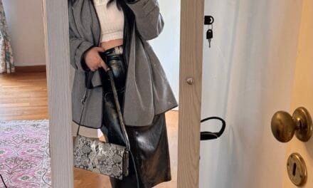 Η επιστροφή της pencil φούστας στο street style: πώς τη φοράμε τώρα με python print και oversized coat