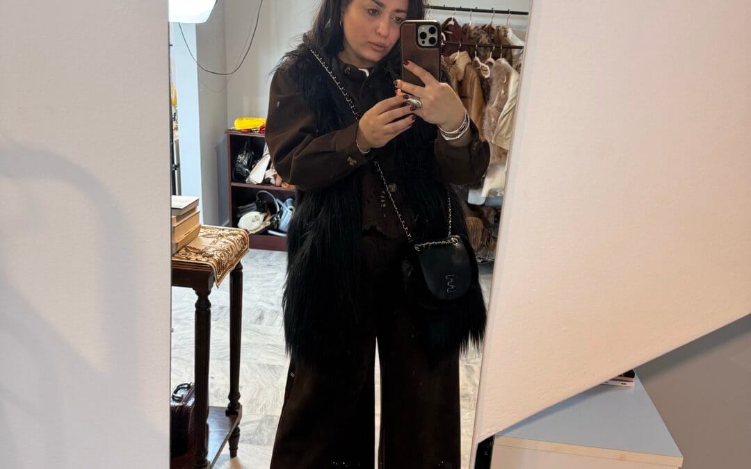 Σκούρο σουέντ & cropped παντελόνια: Το quiet power look που επαναπροσδιορίζει το χειμερινό στυλ