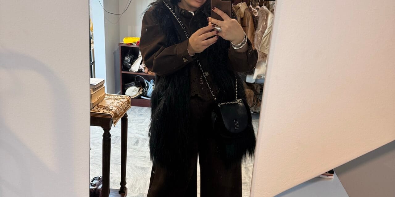 Σκούρο σουέντ & cropped παντελόνια: Το quiet power look που επαναπροσδιορίζει το χειμερινό στυλ