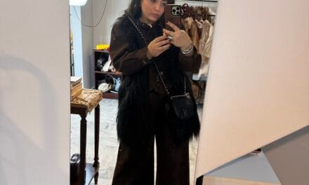 Σκούρο σουέντ & cropped παντελόνια: Το quiet power look που επαναπροσδιορίζει το χειμερινό στυλ