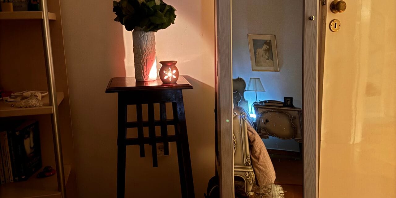 Diffuser / wax melt burner: Το cozy αντικείμενο που μεταμορφώνει τον χώρο σου – και όχι, δεν είναι απλώς ένα κερί