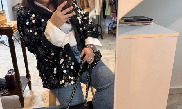 ✨ Party Meets Denim: Το πιο glam casual look του χειμώνα που θα φορέσουμε ξανά και ξανά