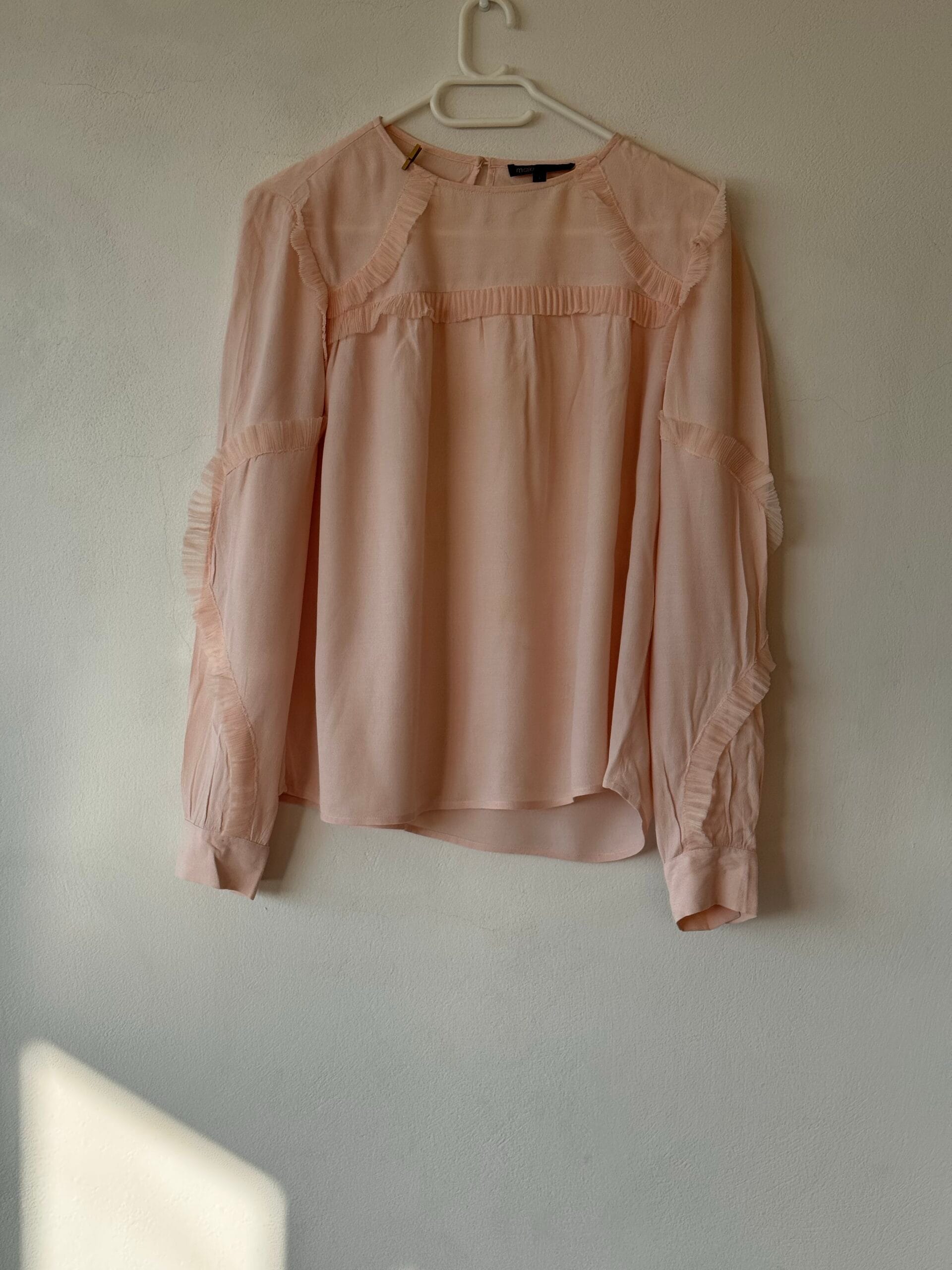 Maje Ρομαντική Μπλούζα σε Dusty Peach με Βολάν & Διάφανες Λεπτομέρειες 1 Maje Ρομαντική Μπλούζα σε Dusty Peach με Βολάν & Διάφανες Λεπτομέρειες