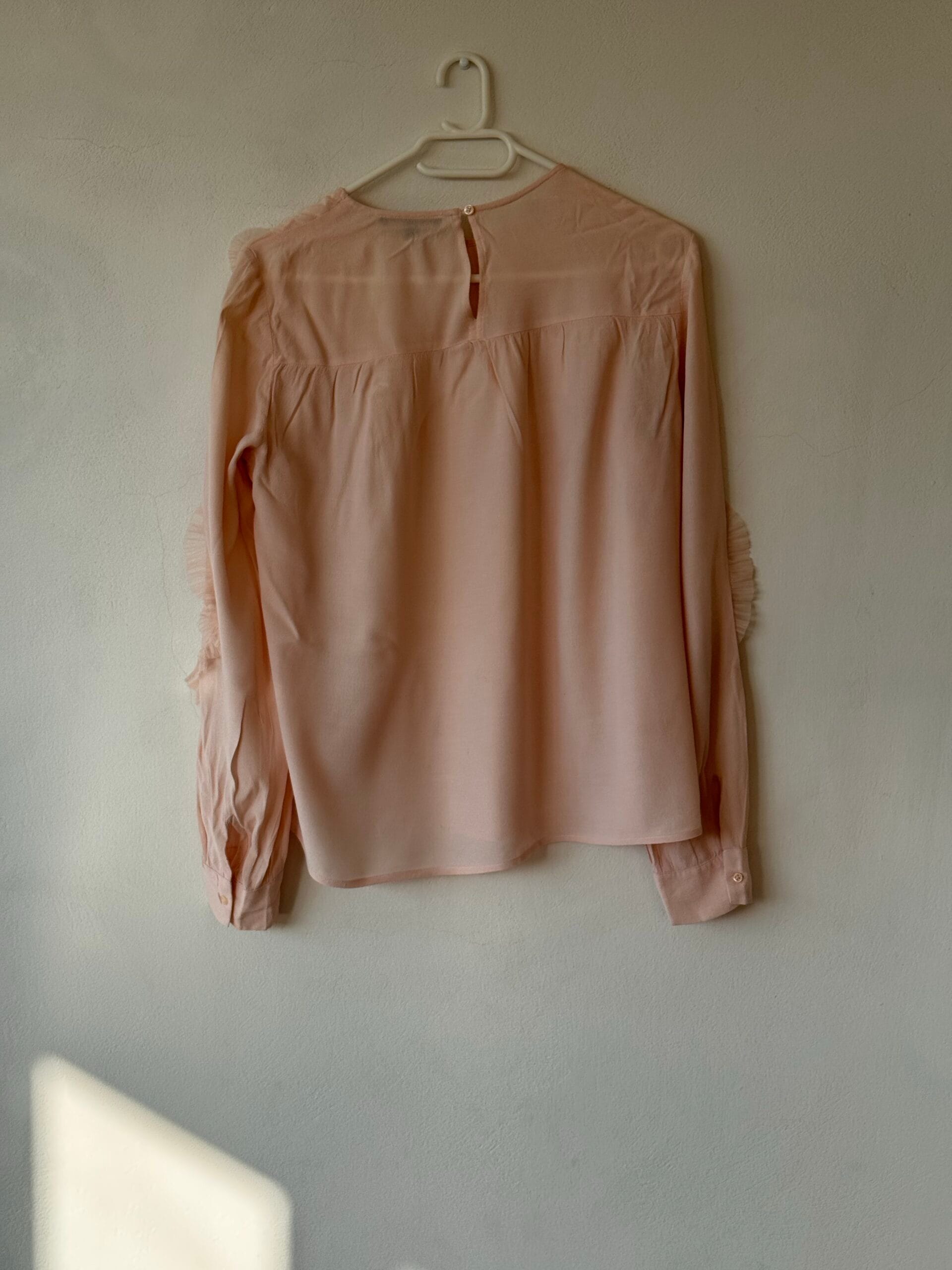 Maje Ρομαντική Μπλούζα σε Dusty Peach με Βολάν & Διάφανες Λεπτομέρειες 4 Maje Ρομαντική Μπλούζα σε Dusty Peach με Βολάν & Διάφανες Λεπτομέρειες - Image 4