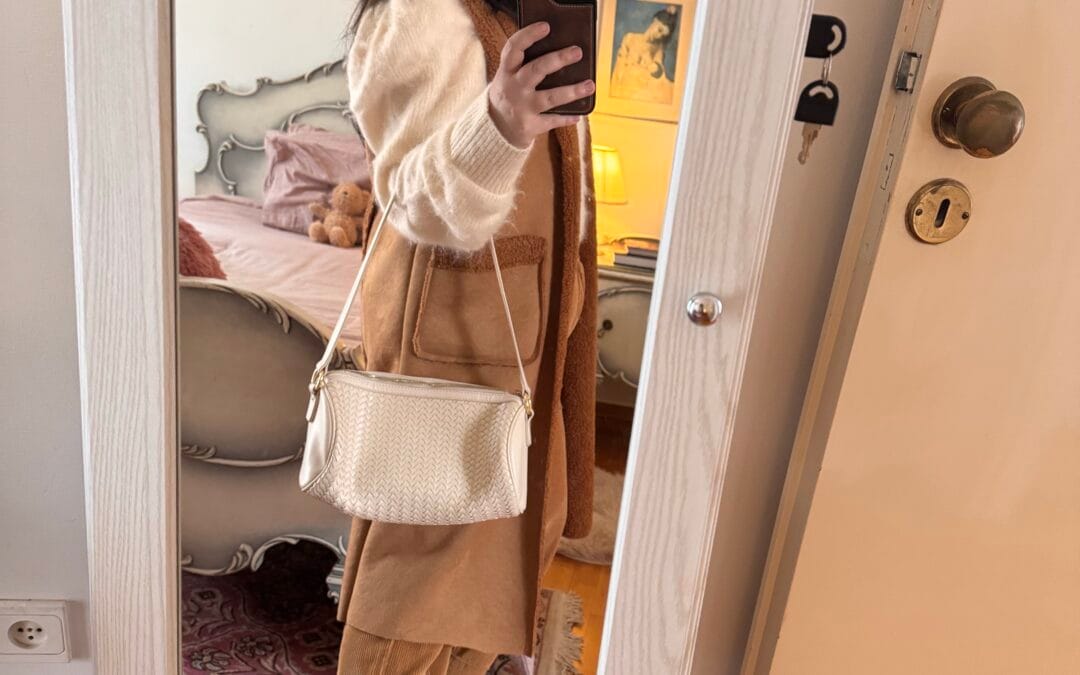 Το χειμωνιάτικο OOTD που επαναπροσδιορίζει το quiet chic: suede layering, cozy knits και corduroy tailoring