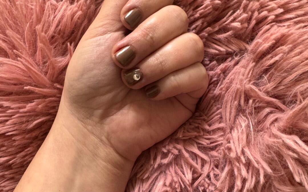 FASHION MEDIA BRAND 1 Τα «Short Chocolate Nails» είναι η απόλυτη τάση: Πώς να υιοθετήσετε το «It» μανικιούρ του Χειμώνα 2026