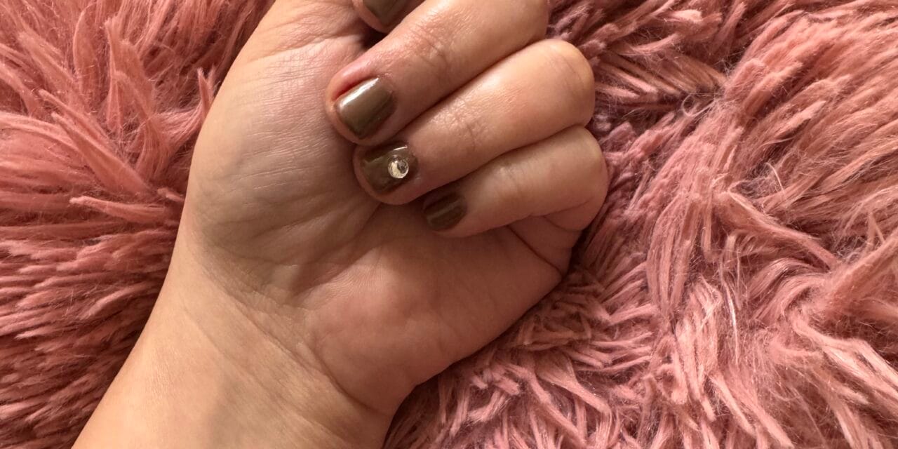 Τα «Short Chocolate Nails» είναι η απόλυτη τάση: Πώς να υιοθετήσετε το «It» μανικιούρ του Χειμώνα 2026