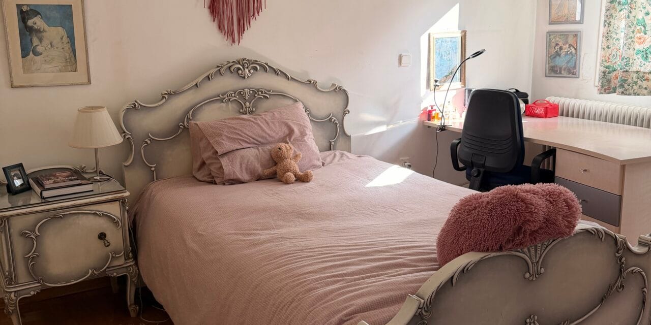 The “Coquette Aesthetic” is Back: Πώς να μετατρέψετε το δωμάτιό σας σε ένα Vintage Παριζιάνικο Καταφύγιο