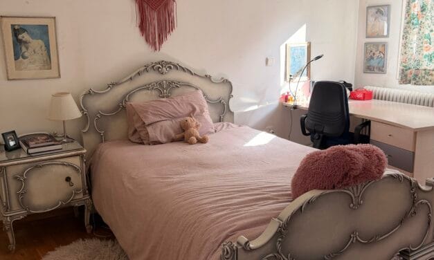 The “Coquette Aesthetic” is Back: Πώς να μετατρέψετε το δωμάτιό σας σε ένα Vintage Παριζιάνικο Καταφύγιο