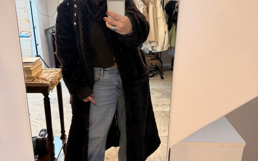 Γιατί το Καφέ Curly Παλτό και το Wide-Leg Τζιν είναι ο απόλυτος συνδυασμός του 2026
