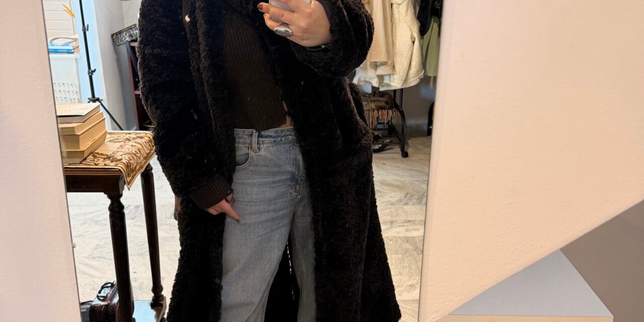 Γιατί το Καφέ Curly Παλτό και το Wide-Leg Τζιν είναι ο απόλυτος συνδυασμός του 2026