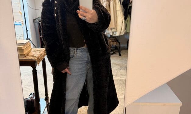 Γιατί το Καφέ Curly Παλτό και το Wide-Leg Τζιν είναι ο απόλυτος συνδυασμός του 2026