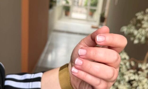 Micro French: Γιατί το “σχεδόν αόρατο” μανικιούρ είναι το απόλυτο Power Move του 2026