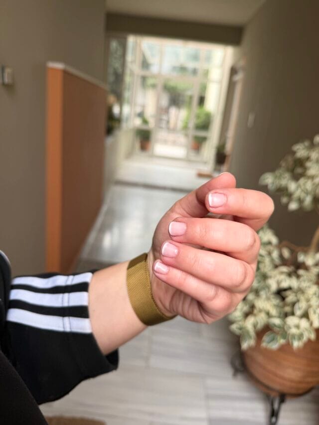 Micro French: Γιατί το “σχεδόν αόρατο” μανικιούρ είναι το απόλυτο Power Move του 2026