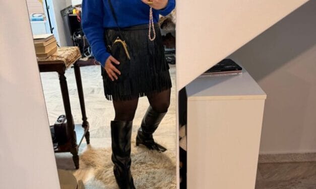 Cobalt Blue & Leather Fringes: Το OOTD που αποθεώνει τις τάσεις της Άνοιξης 2026