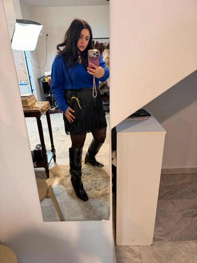 Cobalt Blue & Leather Fringes: Το OOTD που αποθεώνει τις τάσεις της Άνοιξης 2026