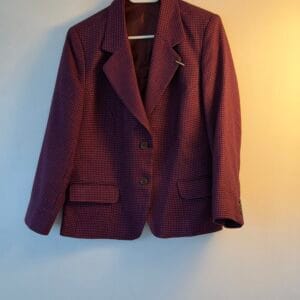 FASHION MEDIA BRAND 24 🧥 Γυναικείο σακάκι houndstooth σε μπορντό – tailored vintage κομμάτι