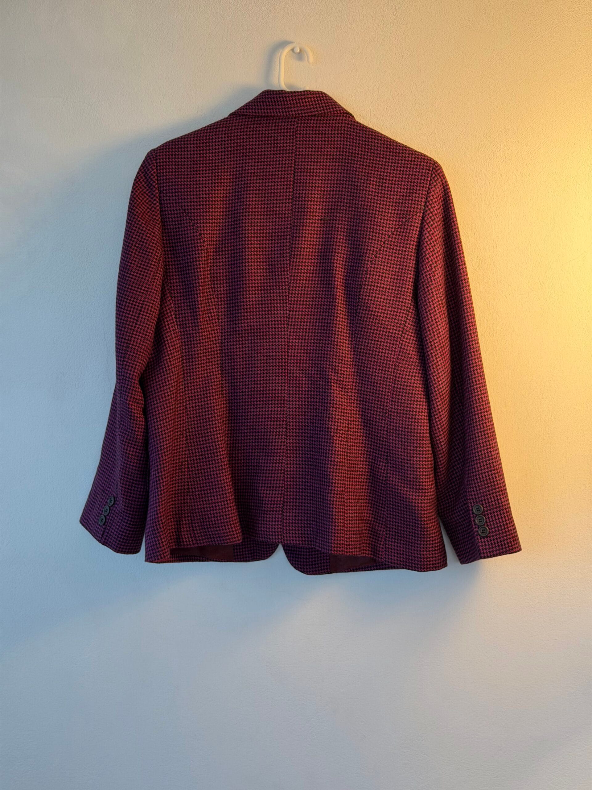 🧥 Γυναικείο σακάκι houndstooth σε μπορντό – tailored vintage κομμάτι 3 🧥 Γυναικείο σακάκι houndstooth σε μπορντό – tailored vintage κομμάτι - Image 3