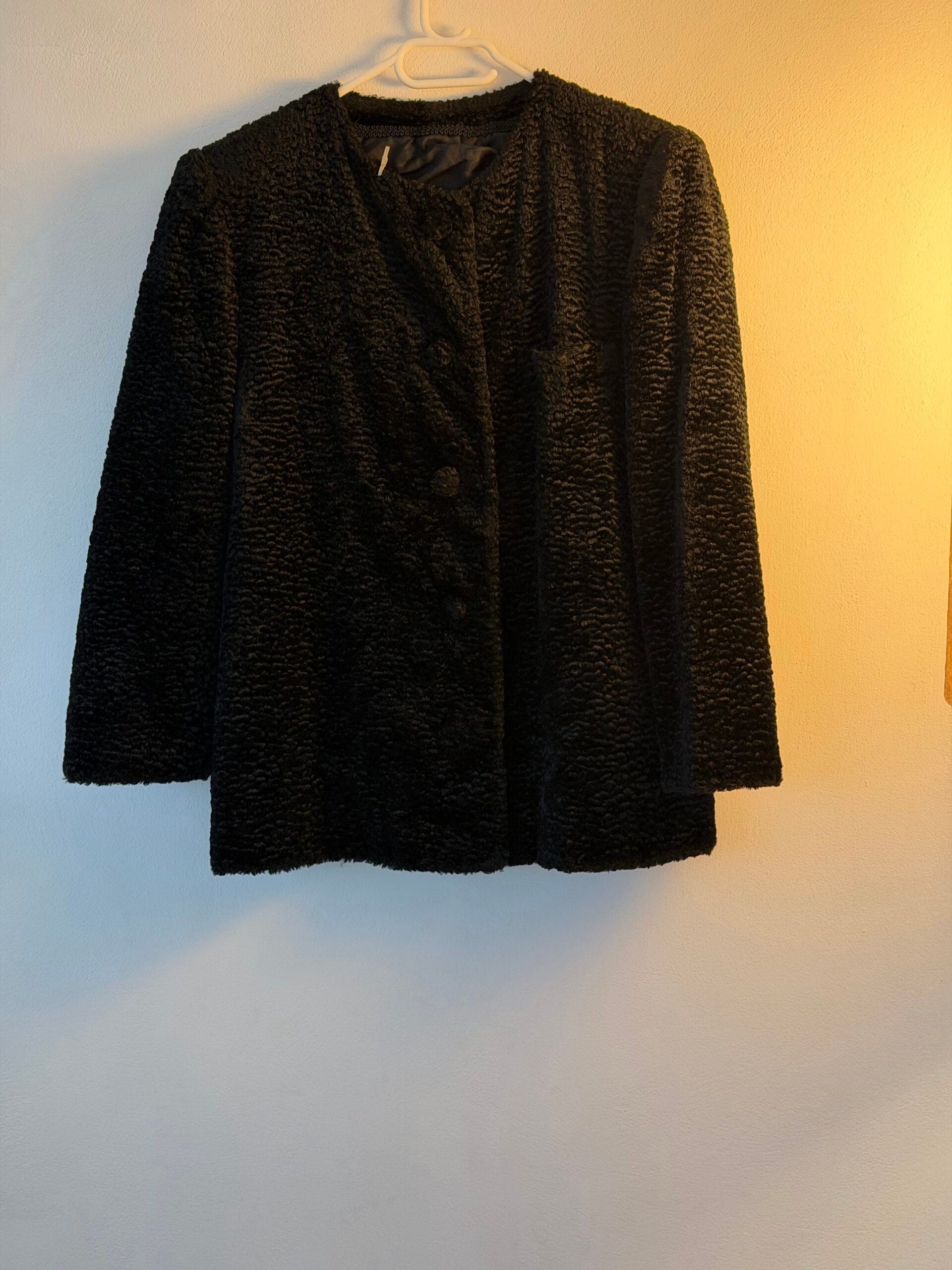 Μαύρο Textured Jacket με Κουμπιά – Minimal Statement Piece 1 Μαύρο Textured Jacket με Κουμπιά – Minimal Statement Piece