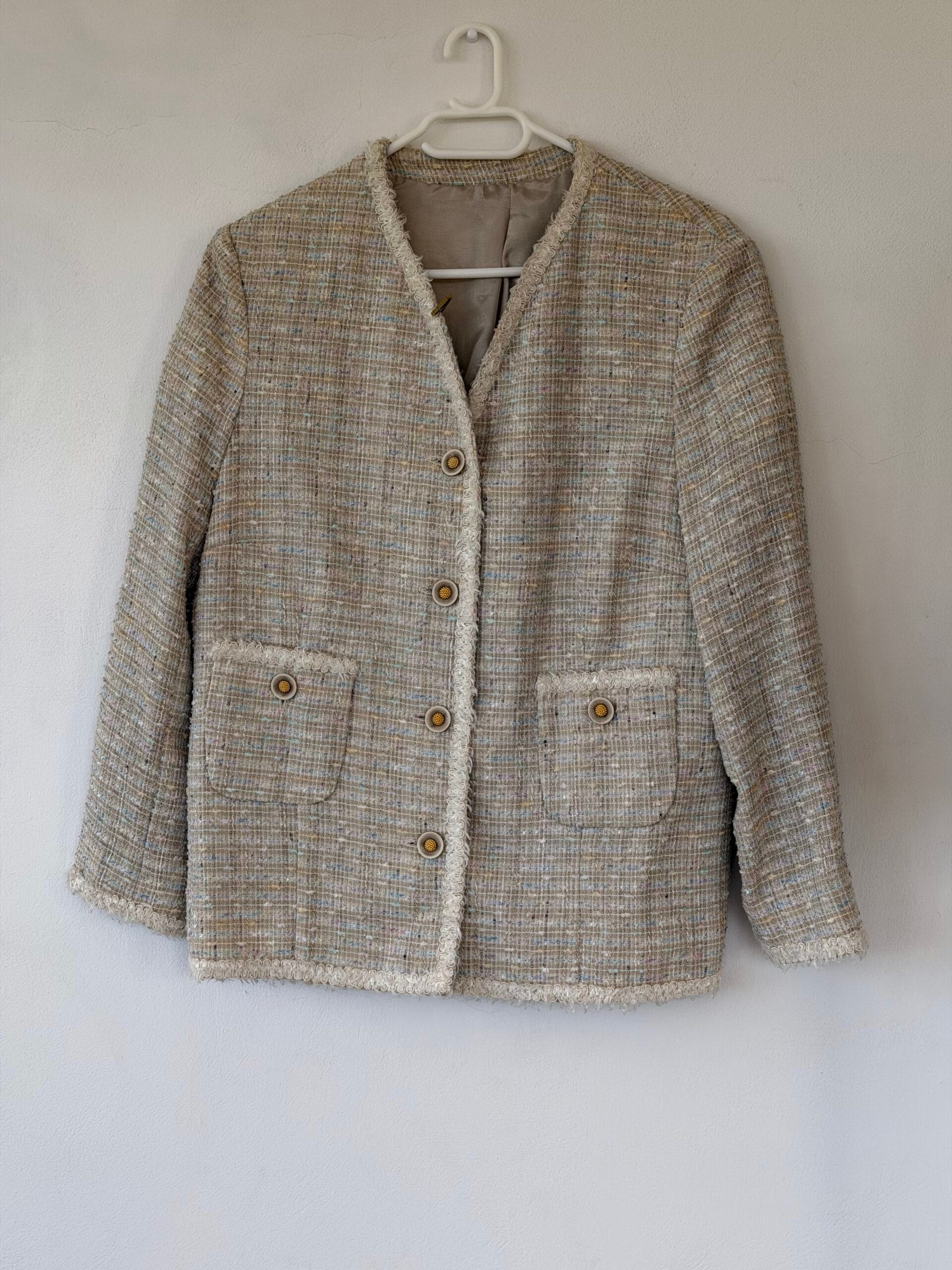 Tweed Jacket σε cream pastel ύφανση με χρυσά κουμπιά – S/M 1 Tweed Jacket σε cream pastel ύφανση με χρυσά κουμπιά – S/M