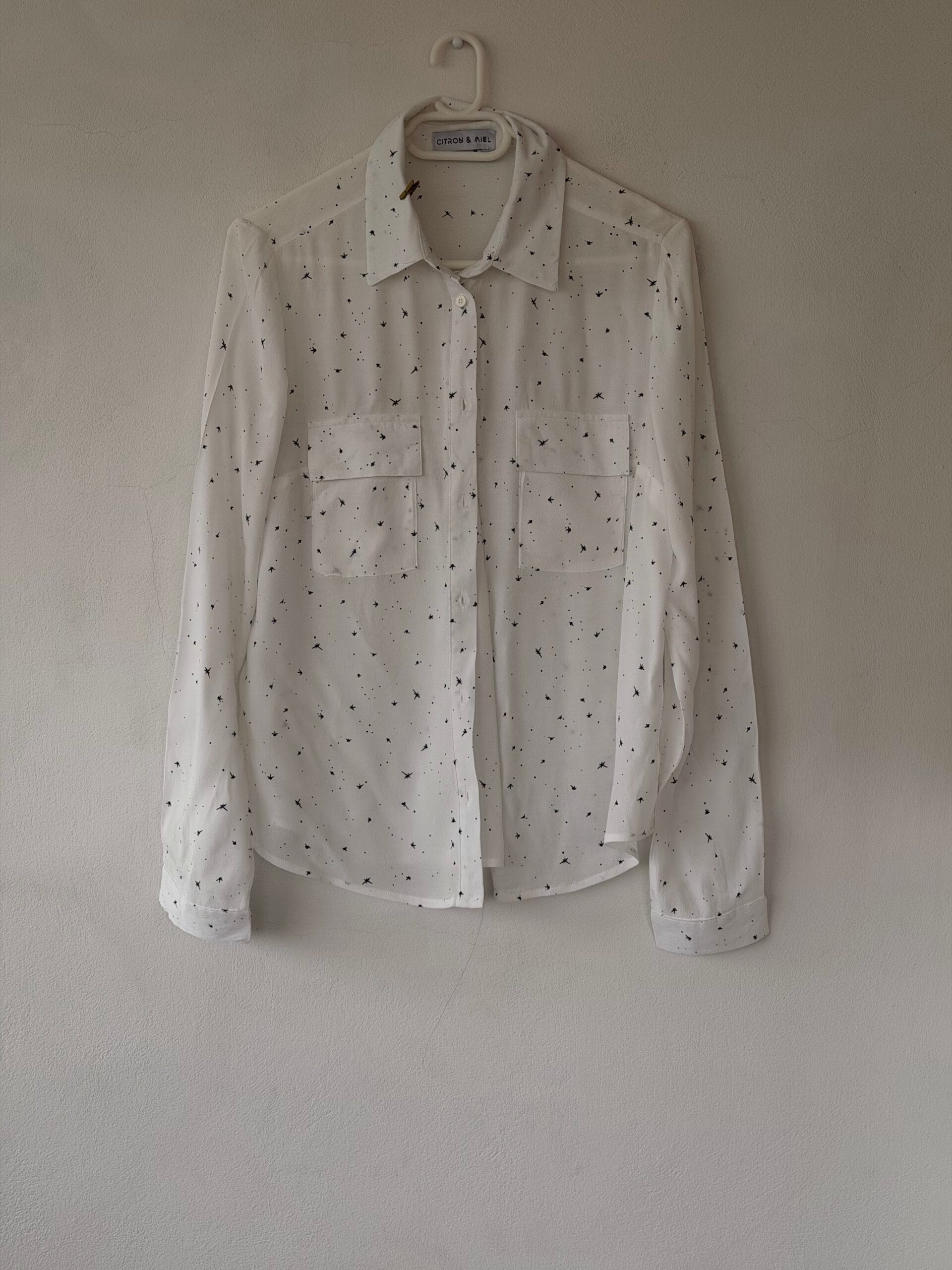 CITRON & MIEL Λευκό Πουκάμισο με Μαύρο Micro Print – Chic Minimal 1 CITRON & MIEL Λευκό Πουκάμισο με Μαύρο Micro Print – Chic Minimal