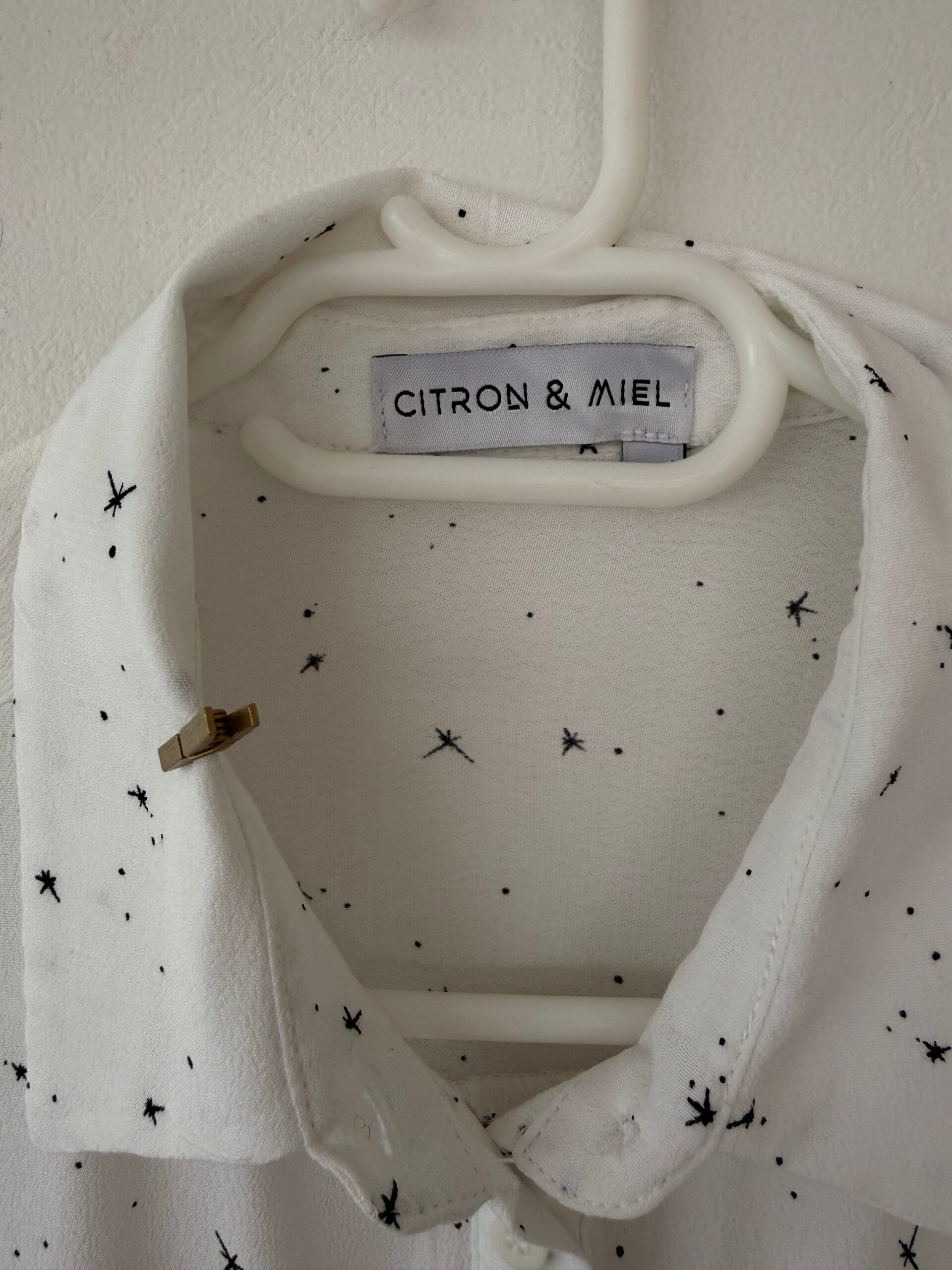 CITRON & MIEL Λευκό Πουκάμισο με Μαύρο Micro Print – Chic Minimal 2 CITRON & MIEL Λευκό Πουκάμισο με Μαύρο Micro Print – Chic Minimal - Image 2