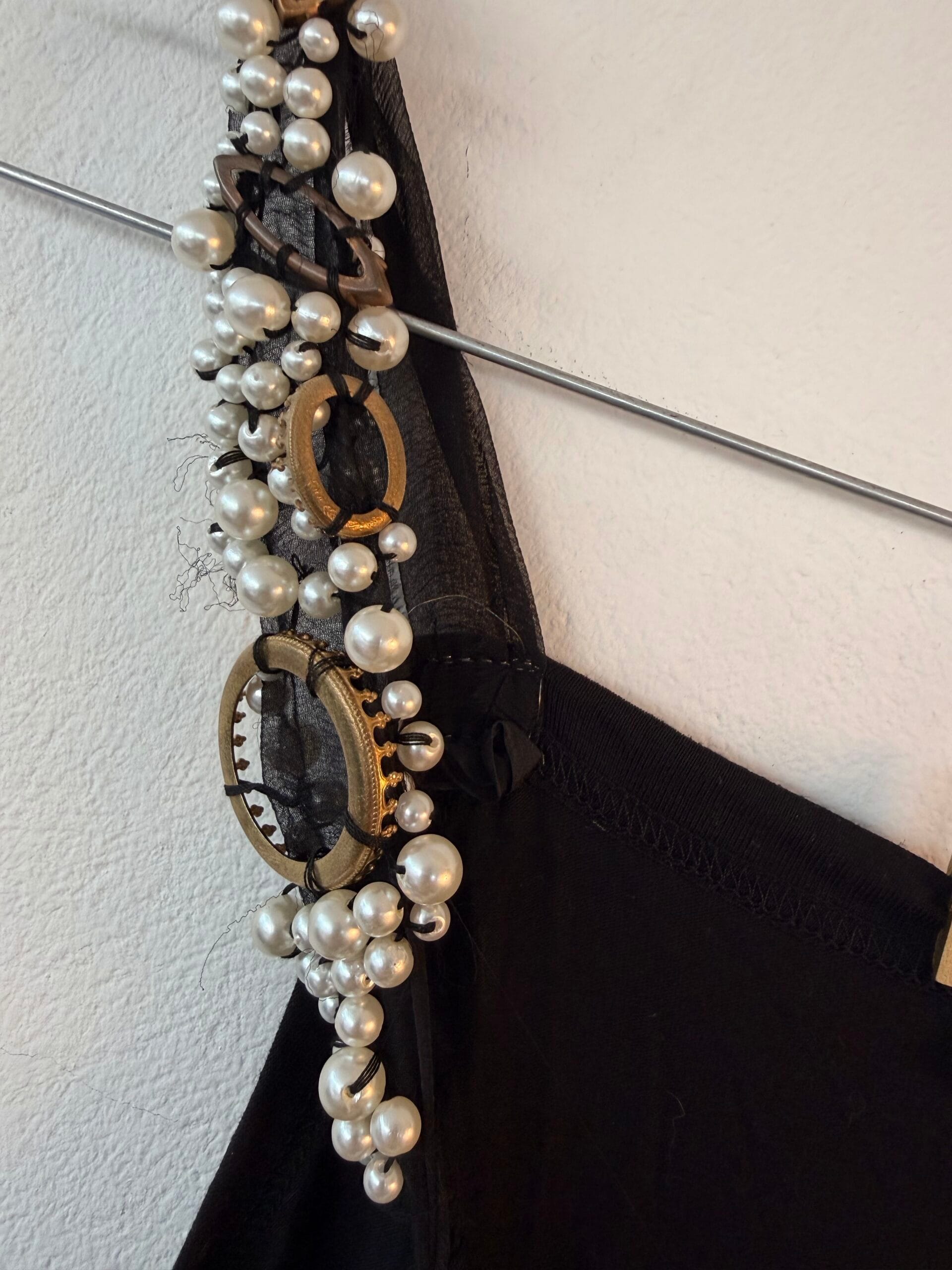 Top Moda Per Due με διακοσμητικές πέρλες & διαφάνειες – Μαύρο – Size M 5 Top Moda Per Due με διακοσμητικές πέρλες & διαφάνειες – Μαύρο – Size M - Image 5