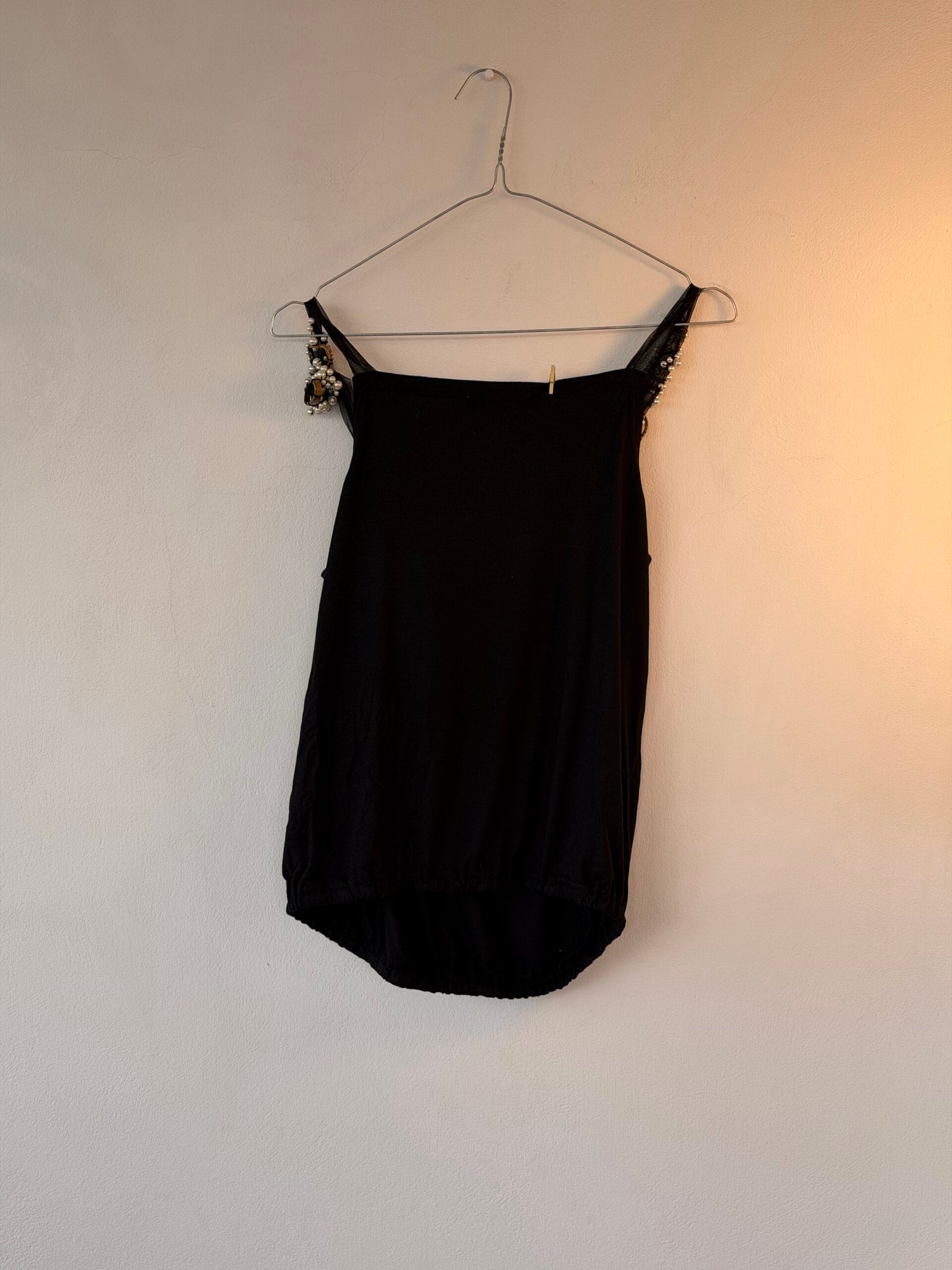 Top Moda Per Due με διακοσμητικές πέρλες & διαφάνειες – Μαύρο – Size M 3 Top Moda Per Due με διακοσμητικές πέρλες & διαφάνειες – Μαύρο – Size M - Image 3