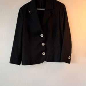 FASHION MEDIA BRAND 24 Μαύρο textured blazer με statement κουμπιά – Classic tailored fit