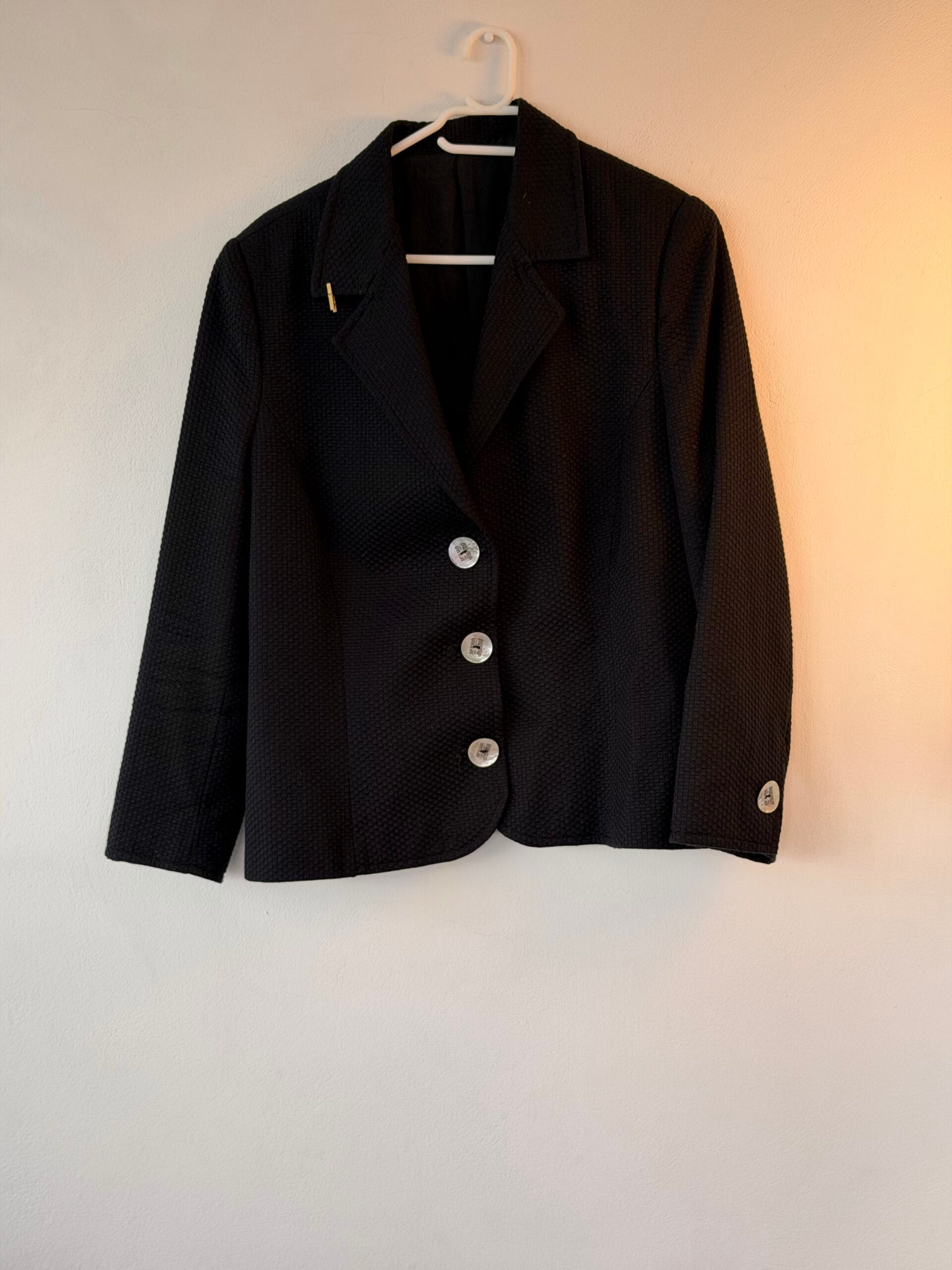 Μαύρο textured blazer με statement κουμπιά – Classic tailored fit 1 Μαύρο textured blazer με statement κουμπιά – Classic tailored fit