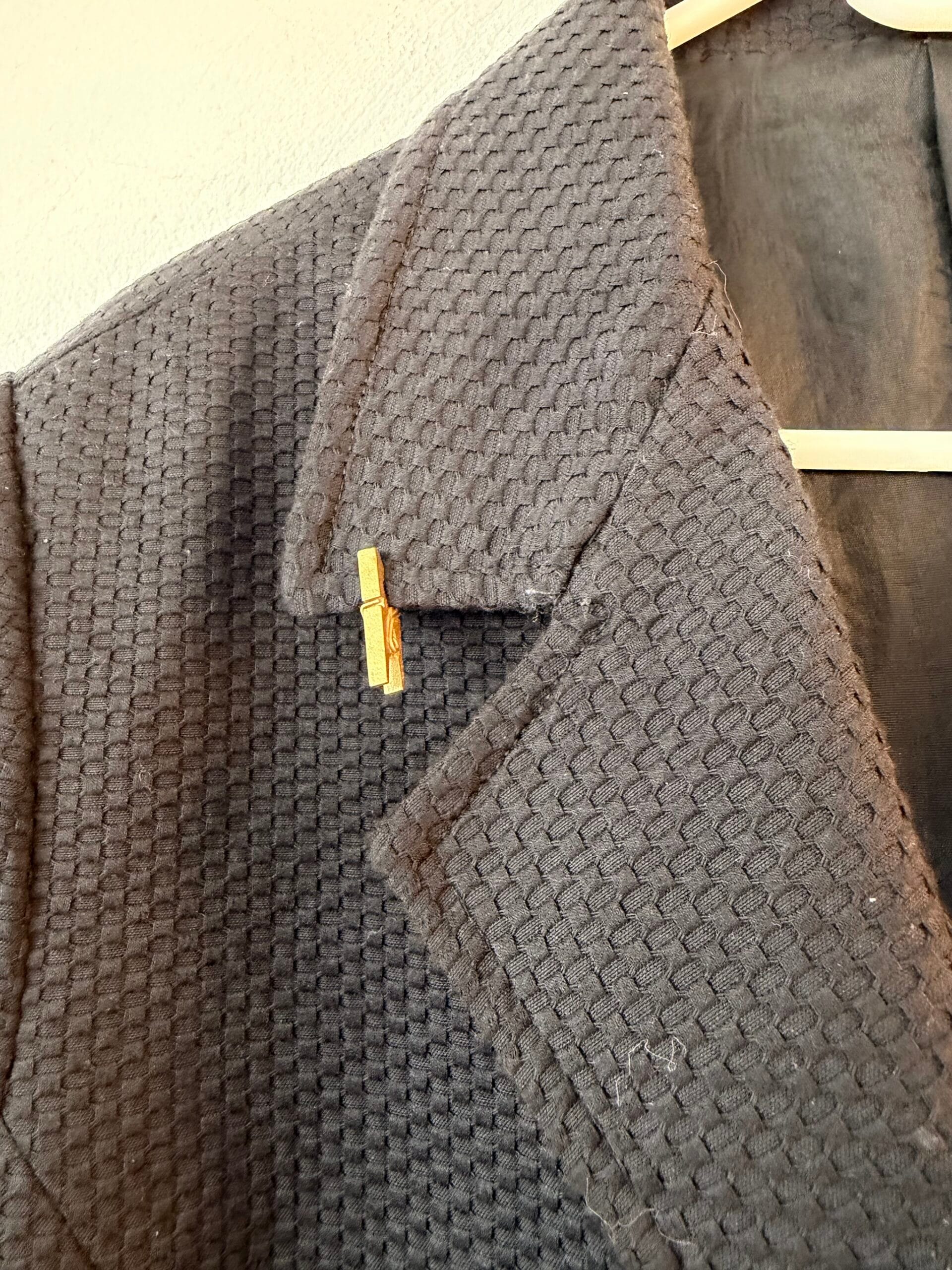 Μαύρο textured blazer με statement κουμπιά – Classic tailored fit 2 Μαύρο textured blazer με statement κουμπιά – Classic tailored fit - Image 2