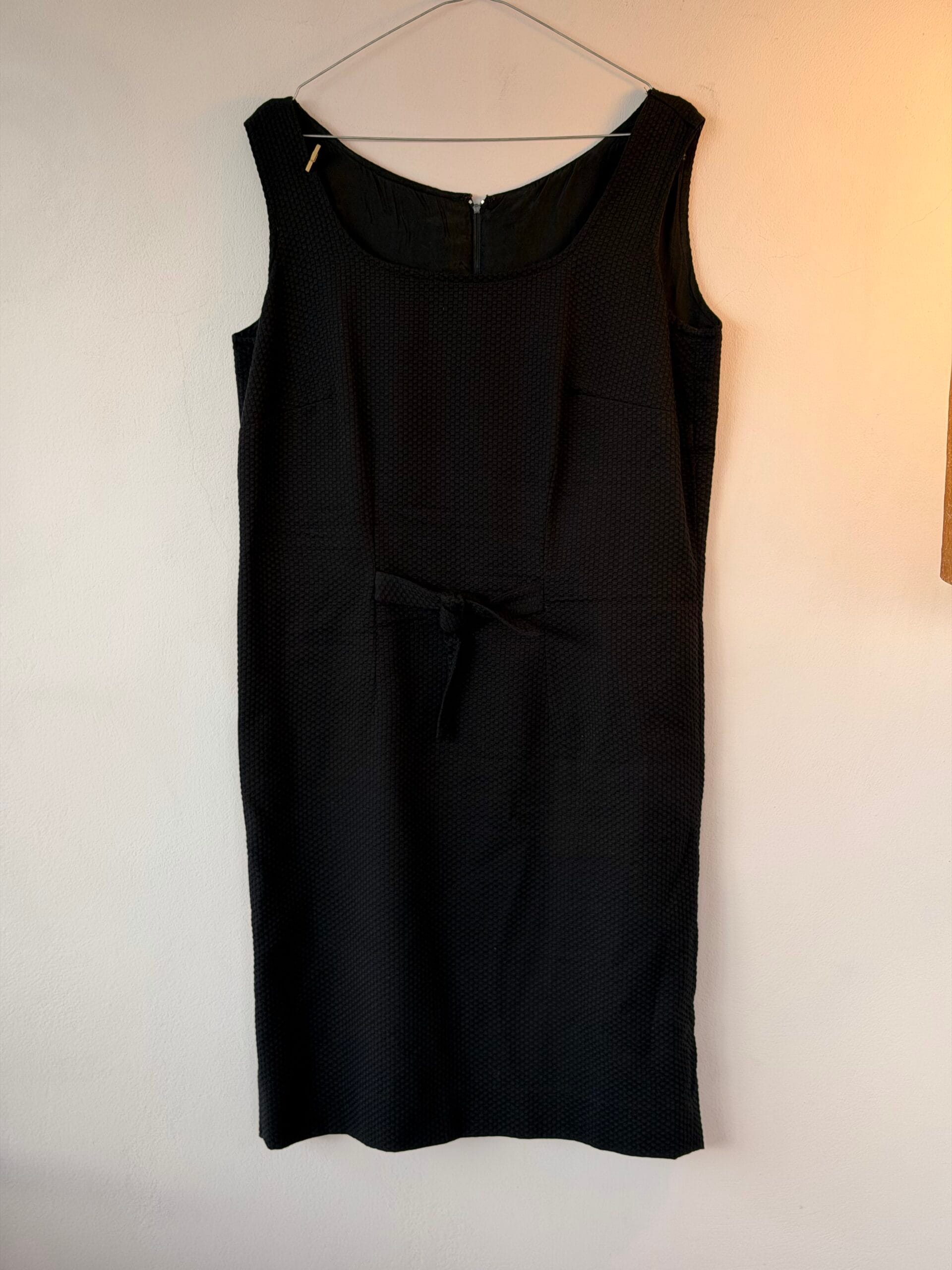 Black Textured Sleeveless Dress – Set με Structured Blazer 4 Black Textured Sleeveless Dress – Set με Structured Blazer - Image 4