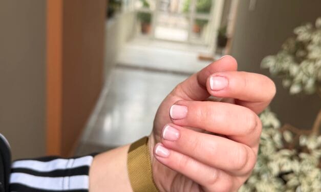 Micro French: Γιατί το “σχεδόν αόρατο” μανικιούρ είναι το απόλυτο Power Move του 2026