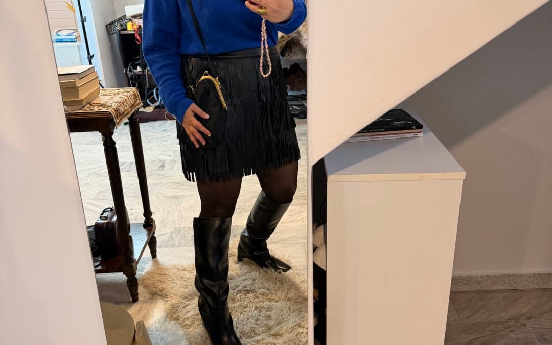 FASHION MEDIA BRAND 1 Cobalt Blue & Leather Fringes: Το OOTD που αποθεώνει τις τάσεις της Άνοιξης 2026