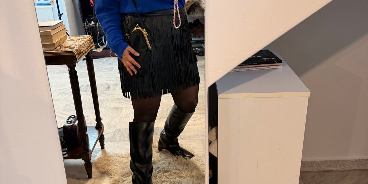 Cobalt Blue & Leather Fringes: Το OOTD που αποθεώνει τις τάσεις της Άνοιξης 2026