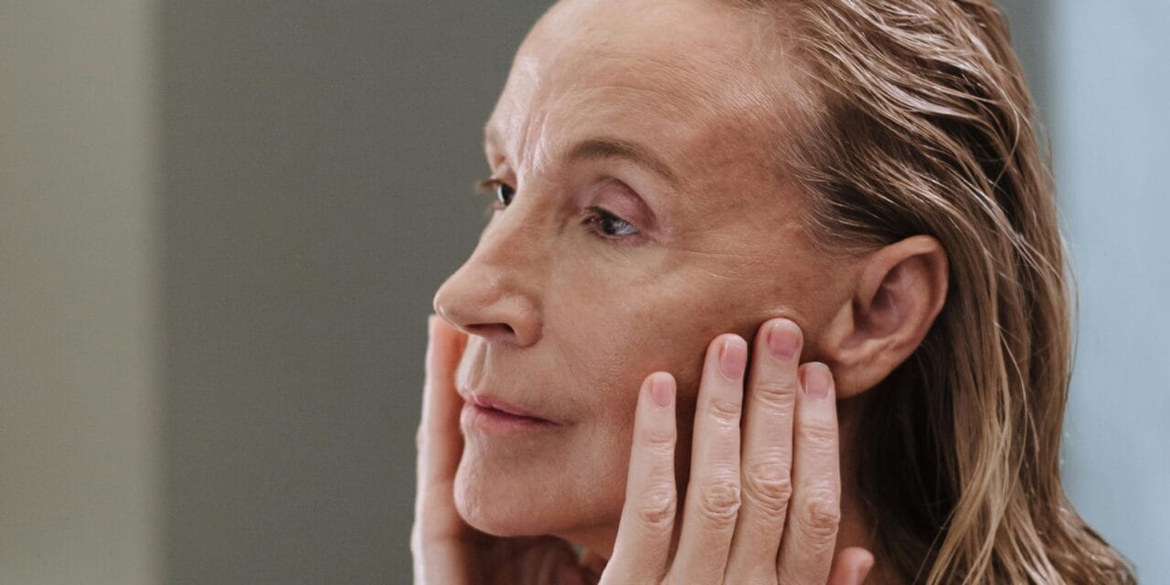 Skin Longevity: Η Επιστήμη πίσω από το τέλος του “Anti-Aging” – Τι συμβαίνει στα κύτταρά μας;