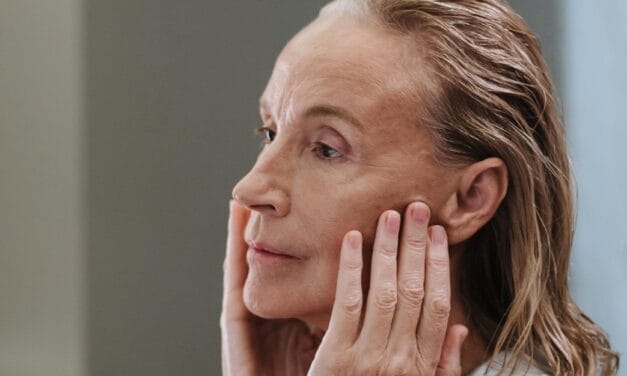 Skin Longevity: Η Επιστήμη πίσω από το τέλος του “Anti-Aging” – Τι συμβαίνει στα κύτταρά μας;