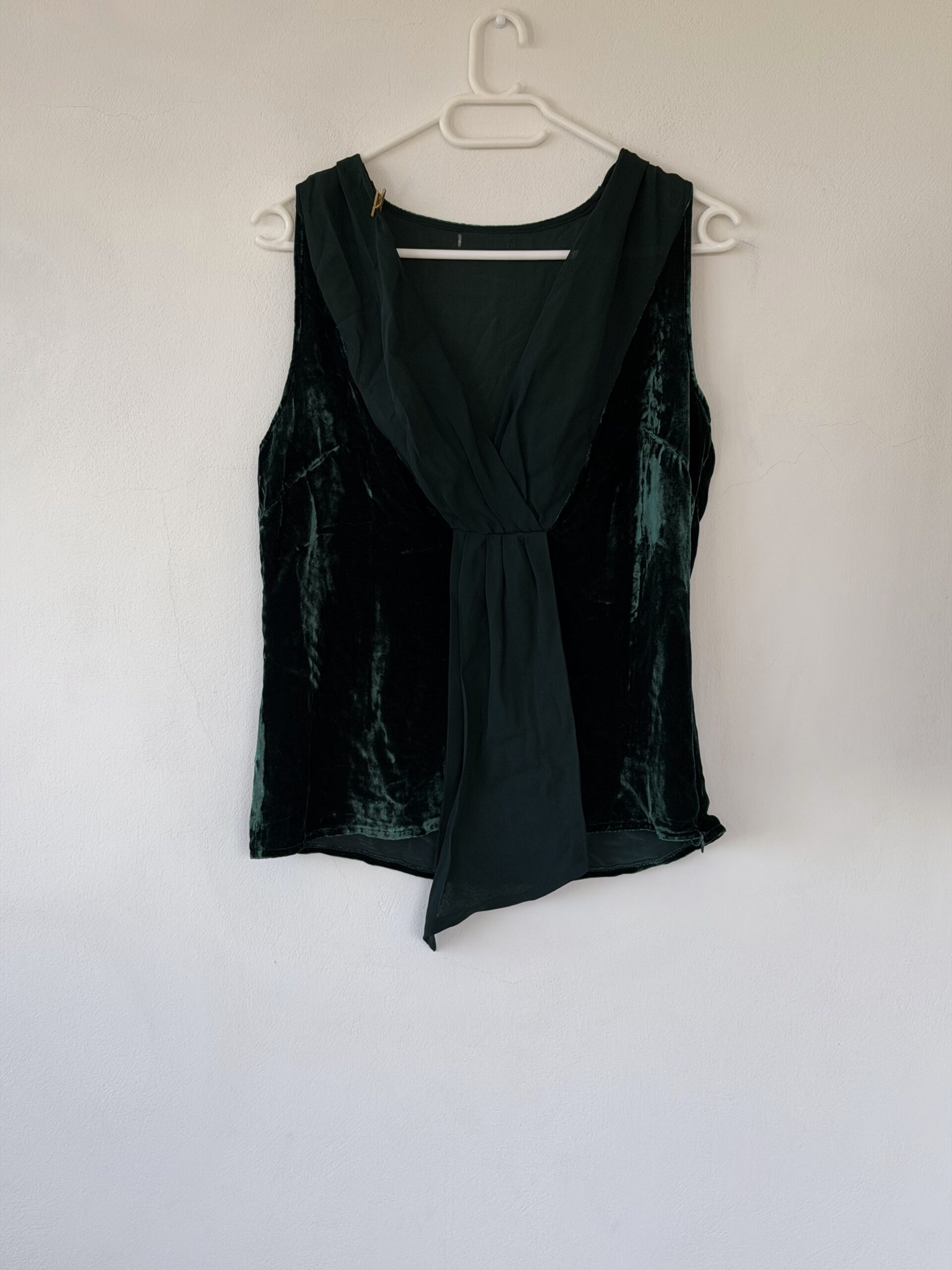 Βελούδινο Σμαραγδί Τοπ με Μεταξωτό Δέσιμο – Silk Blend – Εκτίμηση S/M 1 Βελούδινο Σμαραγδί Τοπ με Μεταξωτό Δέσιμο – Silk Blend – Εκτίμηση S/M