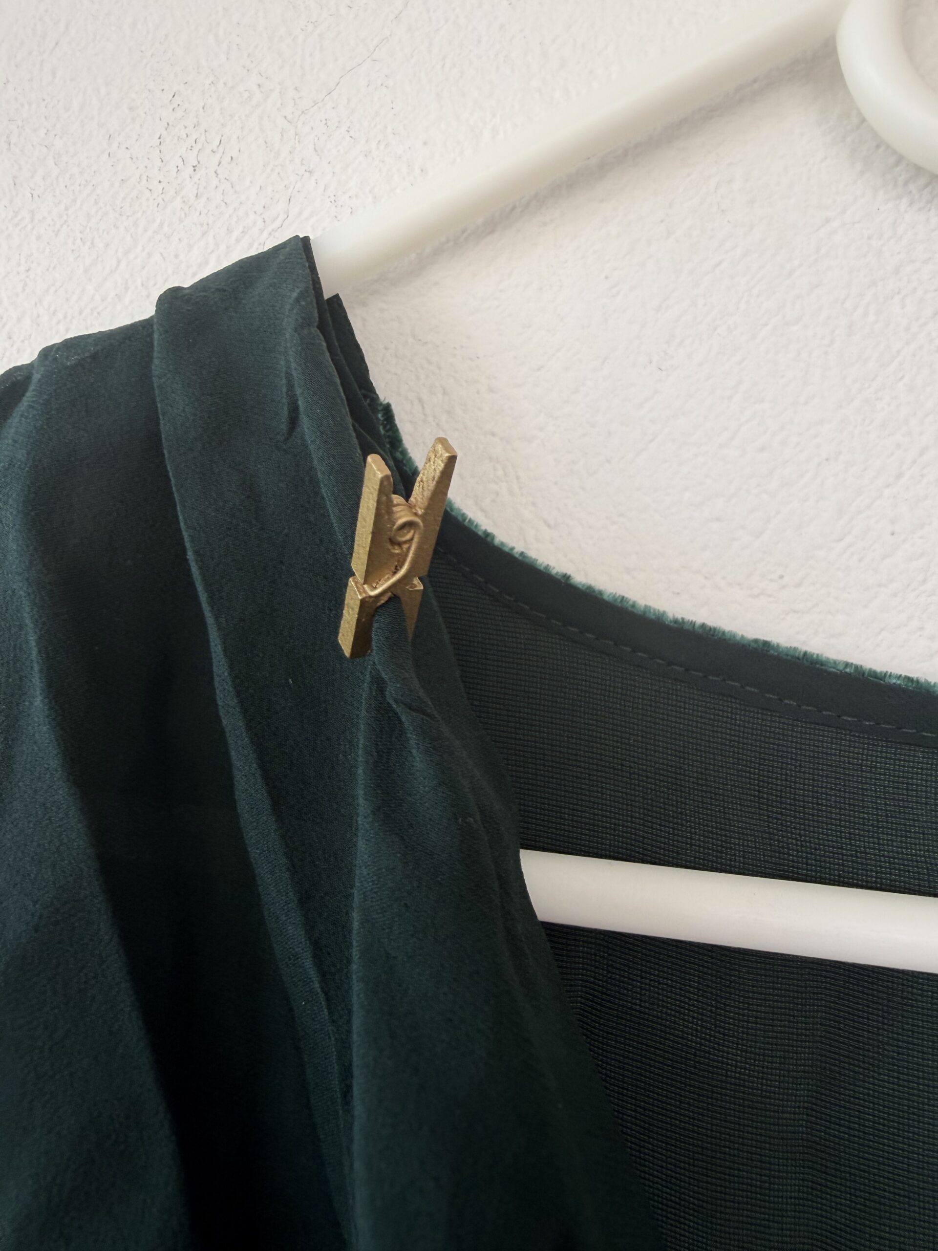 Βελούδινο Σμαραγδί Τοπ με Μεταξωτό Δέσιμο – Silk Blend – Εκτίμηση S/M 6 Βελούδινο Σμαραγδί Τοπ με Μεταξωτό Δέσιμο – Silk Blend – Εκτίμηση S/M - Image 6