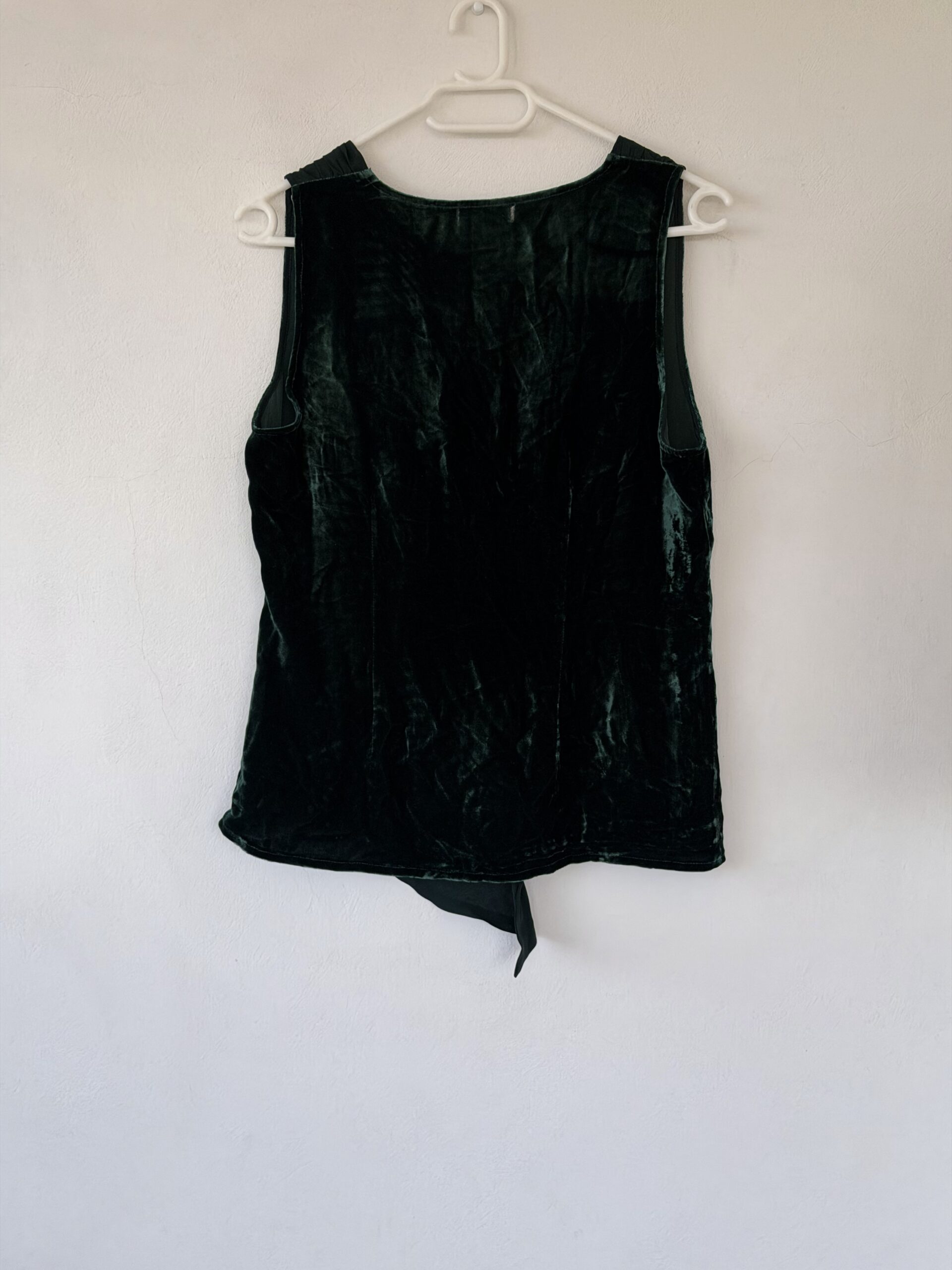 Βελούδινο Σμαραγδί Τοπ με Μεταξωτό Δέσιμο – Silk Blend – Εκτίμηση S/M 4 Βελούδινο Σμαραγδί Τοπ με Μεταξωτό Δέσιμο – Silk Blend – Εκτίμηση S/M - Image 4