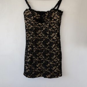 FASHION MEDIA BRAND 22 Toi & Moi Μαύρο Δαντελένιο Mini Φόρεμα με Nude Βάση – Μέγεθος M
