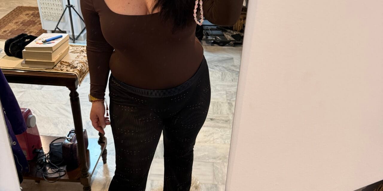 Trend Alert: Πώς το Brown & Black Combo και η Vanity Bag Επαναπροσδιορίζουν το Modern Glam