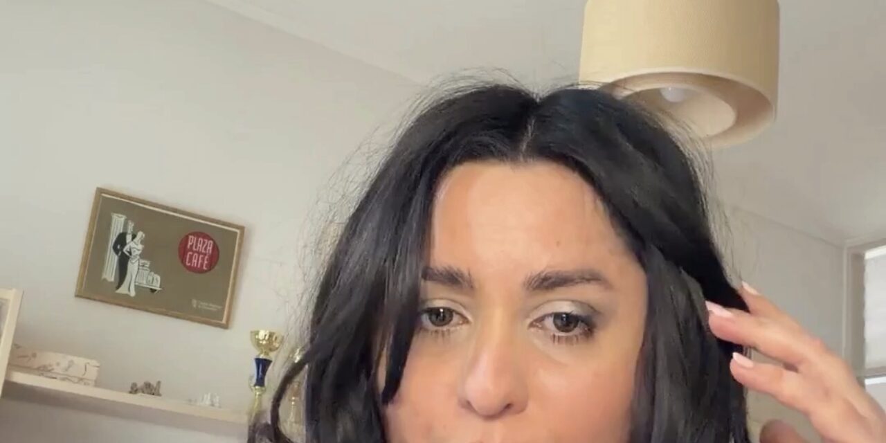 Blowout Hair: Η Επιστροφή του Iconic 90s Volume είναι το Μόνο Beauty Trend που Χρειάζεσαι