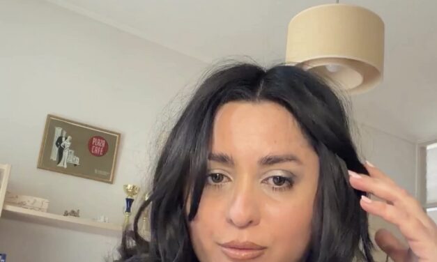 Blowout Hair: Η Επιστροφή του Iconic 90s Volume είναι το Μόνο Beauty Trend που Χρειάζεσαι