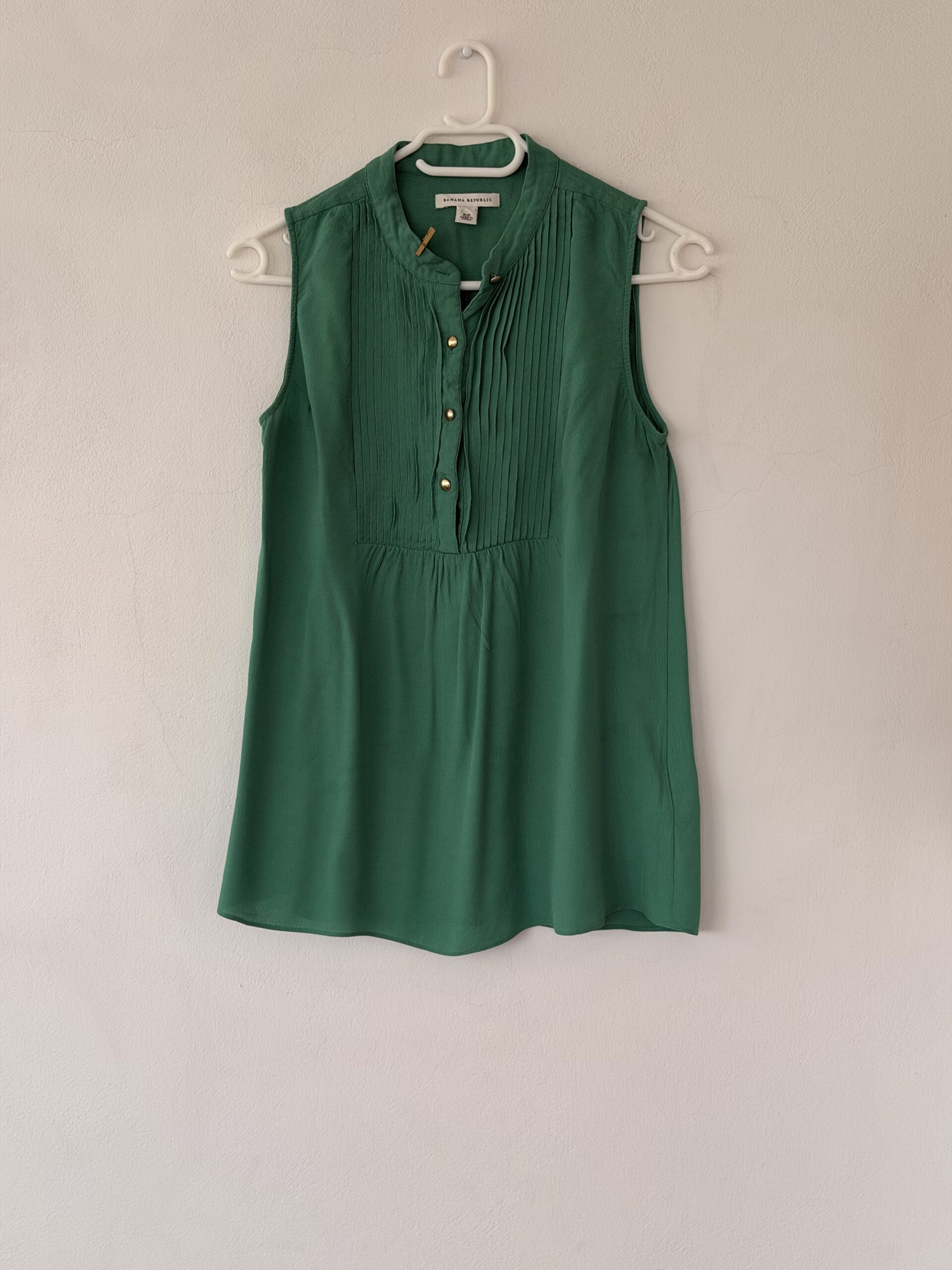 Banana Republic Emerald Green Sleeveless Blouse with Pleated Detail – Preloved Statement Top 1 Banana Republic Emerald Green Sleeveless Blouse with Pleated Detail – Preloved Statement Top