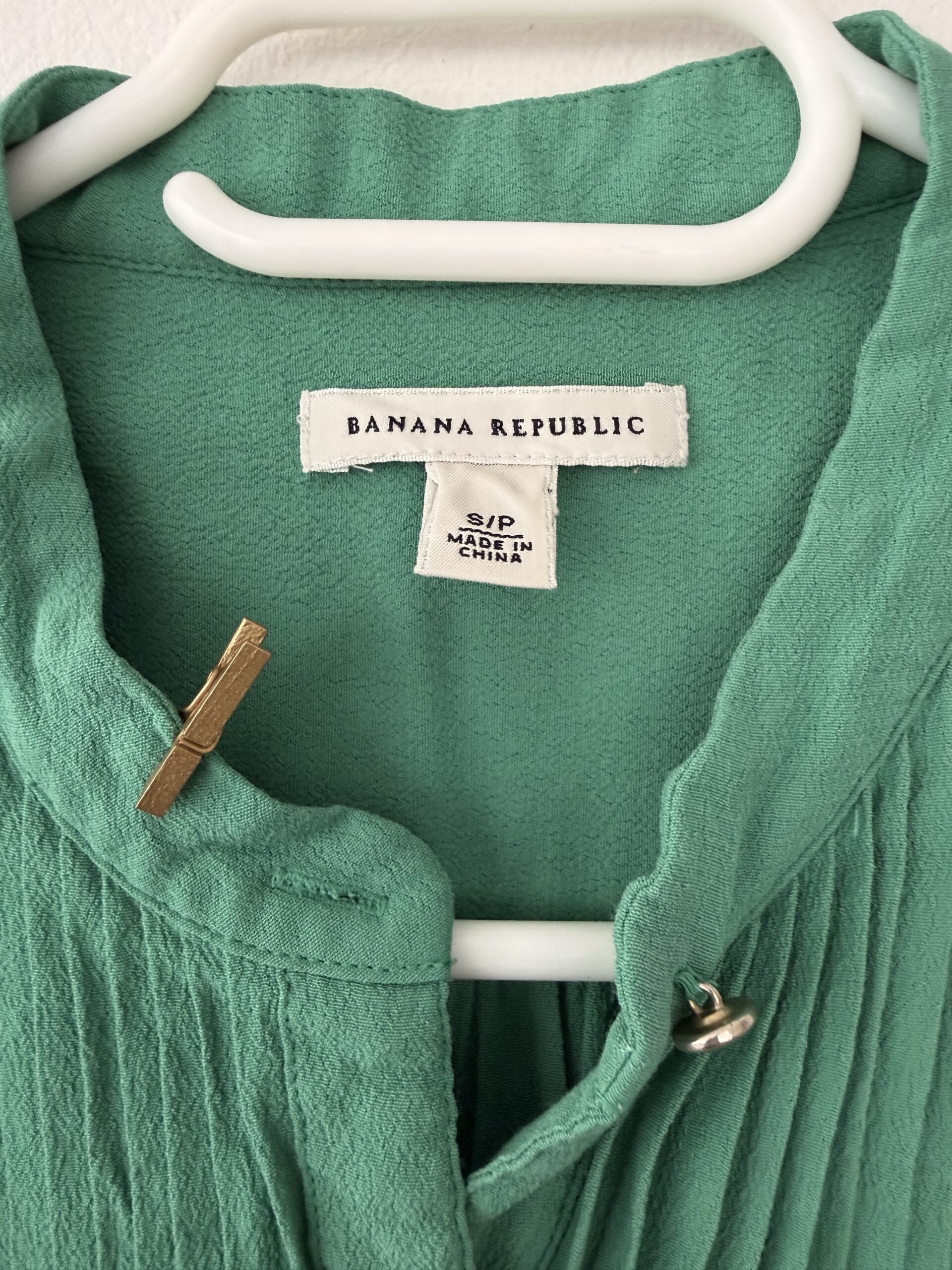 Banana Republic Emerald Green Sleeveless Blouse with Pleated Detail – Preloved Statement Top 2 Banana Republic Emerald Green Sleeveless Blouse with Pleated Detail – Preloved Statement Top - Image 2