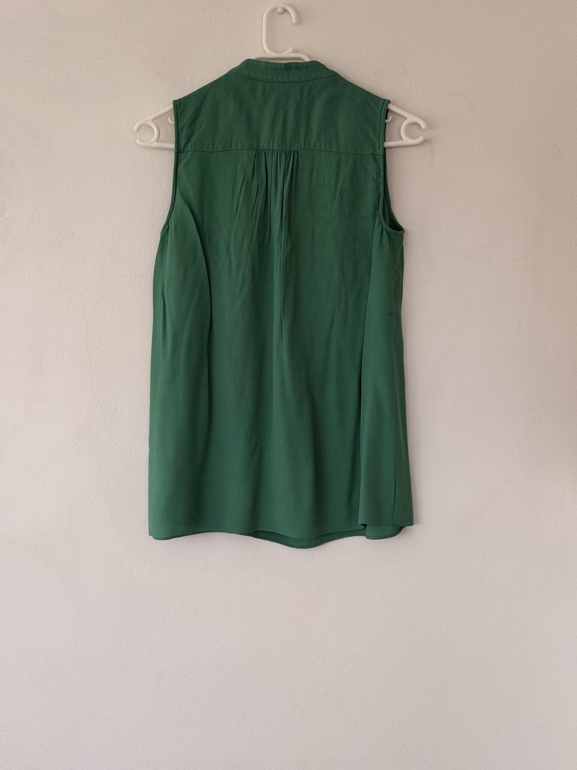 Banana Republic Emerald Green Sleeveless Blouse with Pleated Detail – Preloved Statement Top 5 Banana Republic Emerald Green Sleeveless Blouse with Pleated Detail – Preloved Statement Top - Image 5